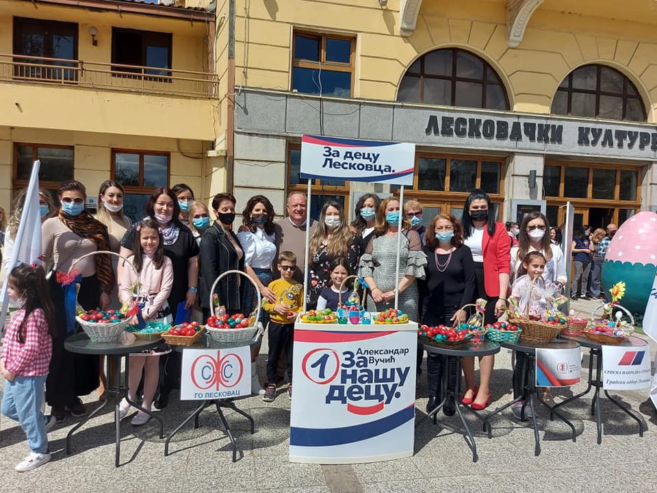 Forum žena i aktivisti SNS-a u Leskovcu tradicionalno podelili uskršnja jaja