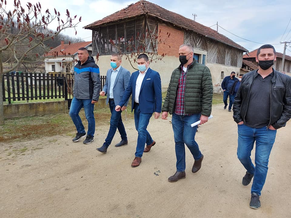 Predsednik Bogdanović sa svojim saradnicima obišao početak radova na asfaltiranju u Donjem Vranovcu