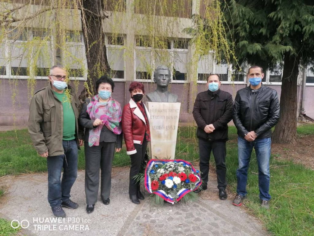 U dvorištu STŠ „Vožd Karađorđe“ u Lebanu položeni venci na spomenik narodnog heroja Stojana Ljubića