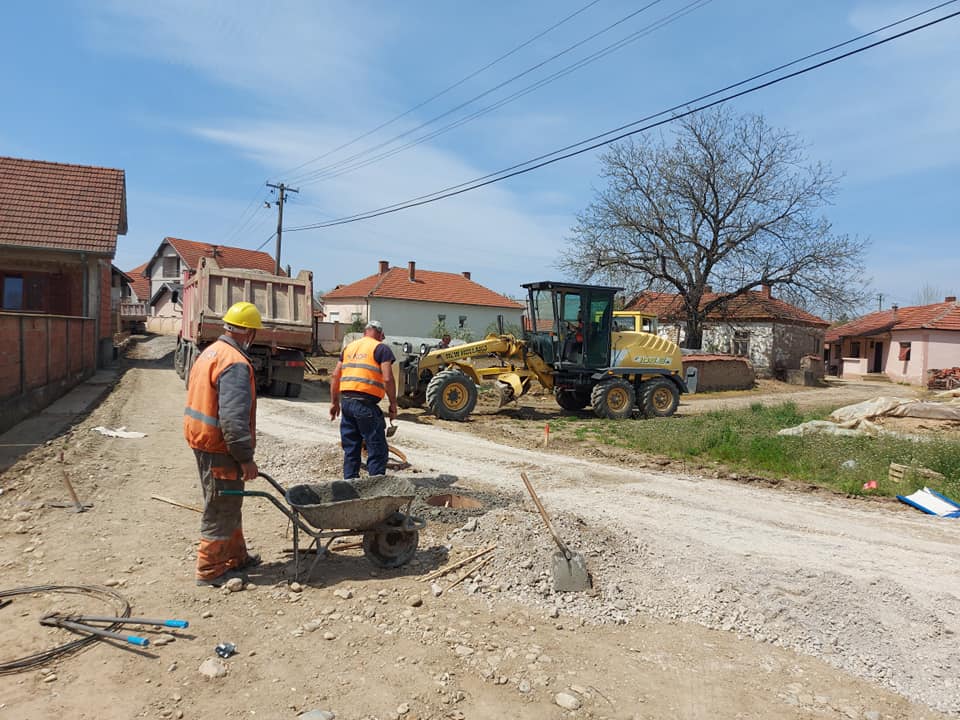 U selu Pertate asfalt posle 20 godina čekanja (VIDEO)