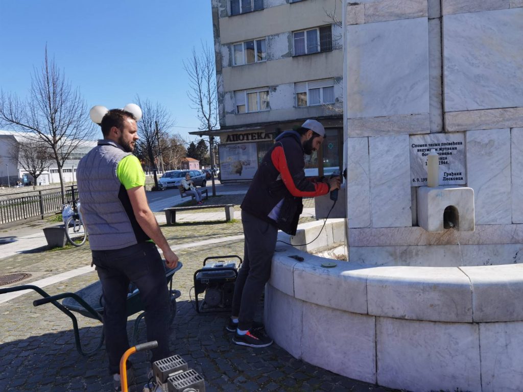 U Leskovcu započeto čišćenje četiri spomenika