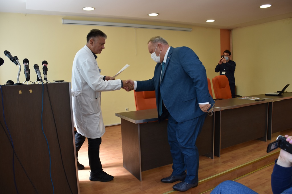 Gradonačelniku Cvetanoviću uručeno priznanje od strane Srpskog lekarskog društva