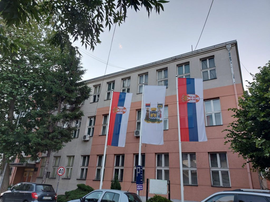 Ispred zgrade Skupštine opštine Lebane postavljena tri jarbola na kome se vijore zastave Republike Srbije i opštine Lebane
