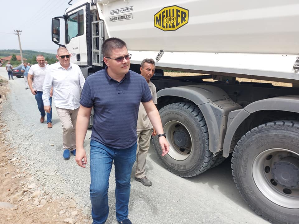 Predsednik Bogdanović sa saradnicima obišao radove na asfaltiranju puta u Šumanu, mahala Đorđinci