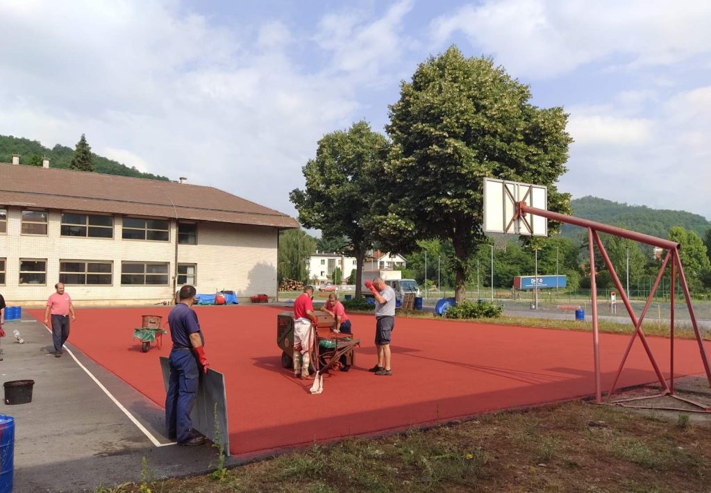 Sredstvima donacije postavljena gumirana podloga na košarkaškom terenu u Medveđi