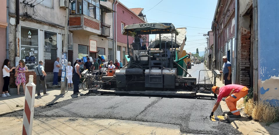 Gradonačelnik Leskovca obišao radove na asfaltiranju Vlajkove ulice
