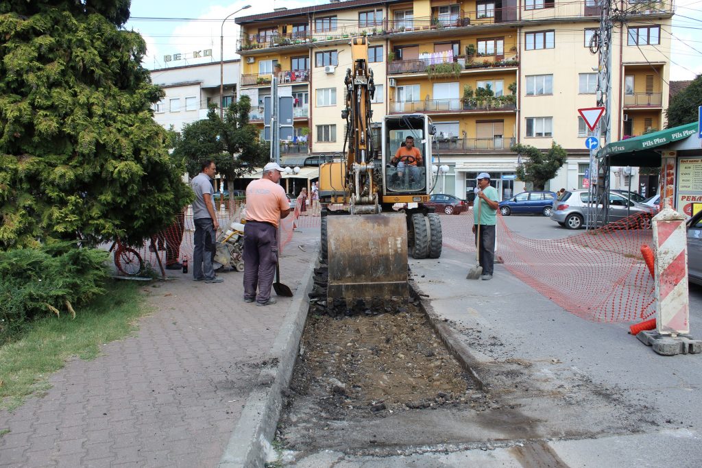 Počela rekonstrukcija dvorišta opštine