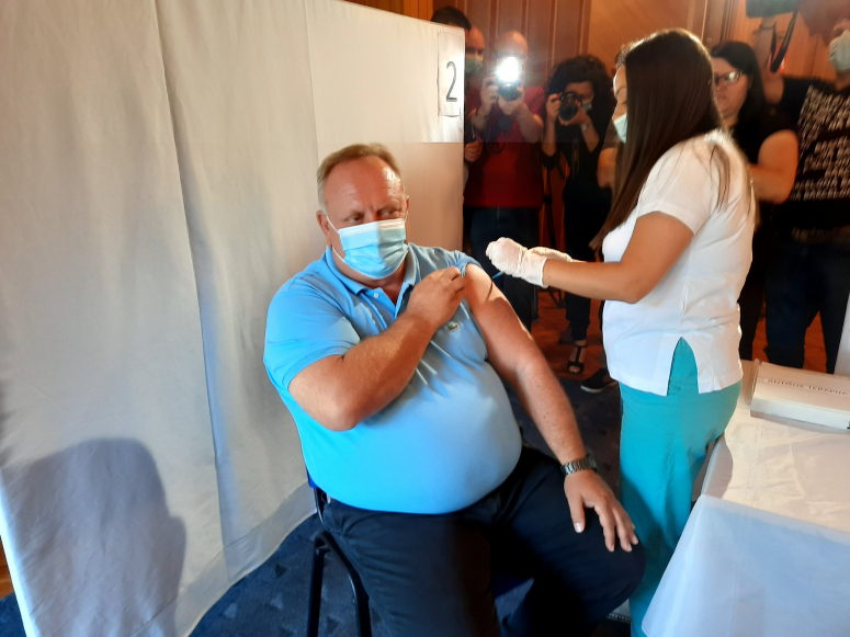 Gradonačelnik Cvetanović i direktor Opšte bolnice Leskovac primili treću dozu vakcine