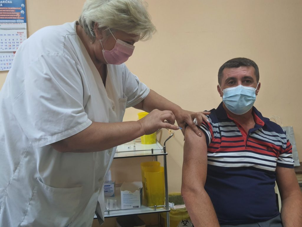 Predsednik opštine Vlasotince danas primio treću dozu vakcine i pozvao građane da se vakcinišu