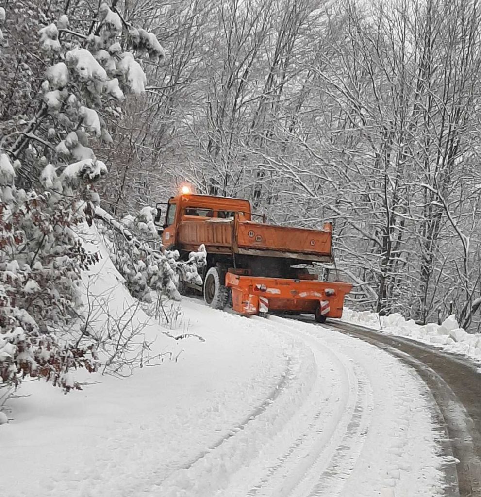 Sneg otežao saobraćaj u višim delovima vlasotinačke opštine