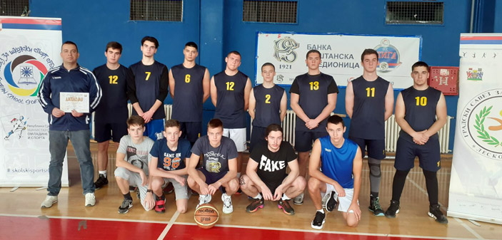 Učenici Gimnazije iz Lebana osvojili II mesto na okružnom takmičenju u košarci