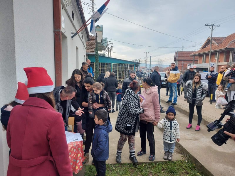 Mališanima iz Bošnjaca danas podeljeni novogodišnji paketići