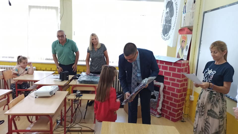 Predsednik Bogdanović obišao osnovne škole i đacima prvacima podelio rančeve i 5.000 dinara