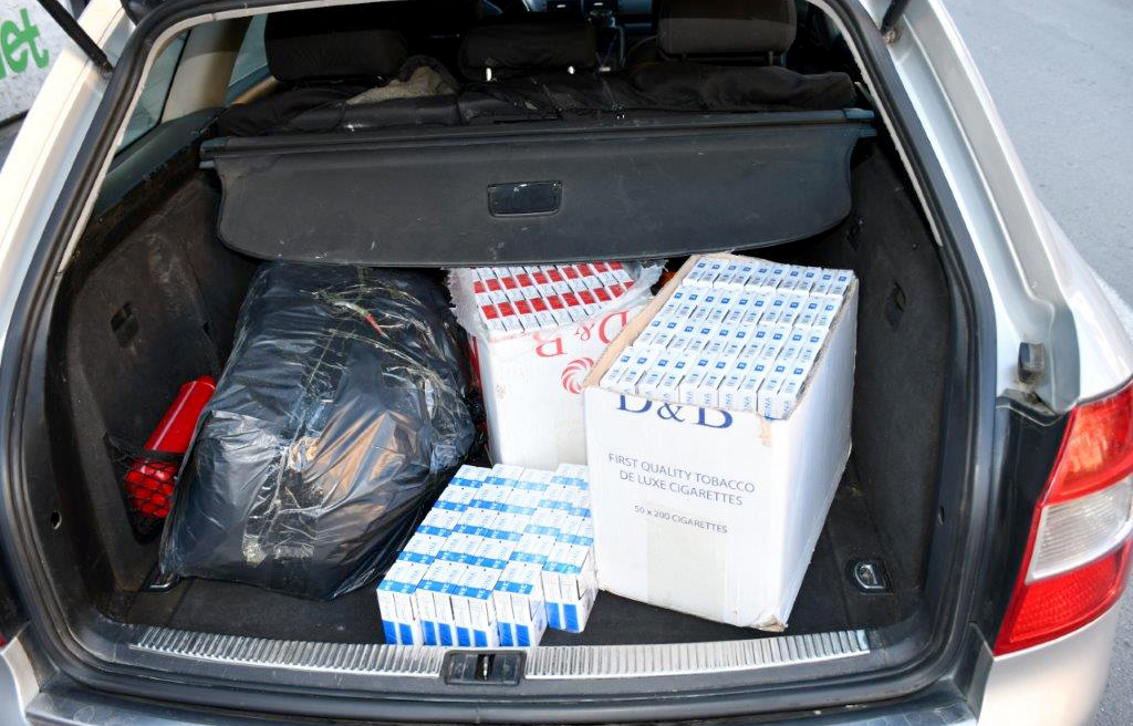 Leskovačka policija u automobilu pronašla 500 paklica cigareta i 12,5 kilograma rezanog duvana