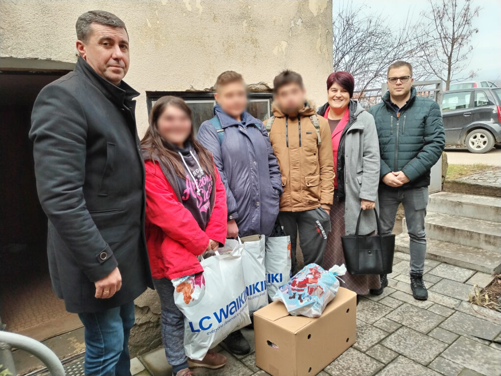 Fondacija Ana i Vlade Divac, u saradnji sa opštinom Vlasotince, donirala zimsku odeću i obuću za tri porodice