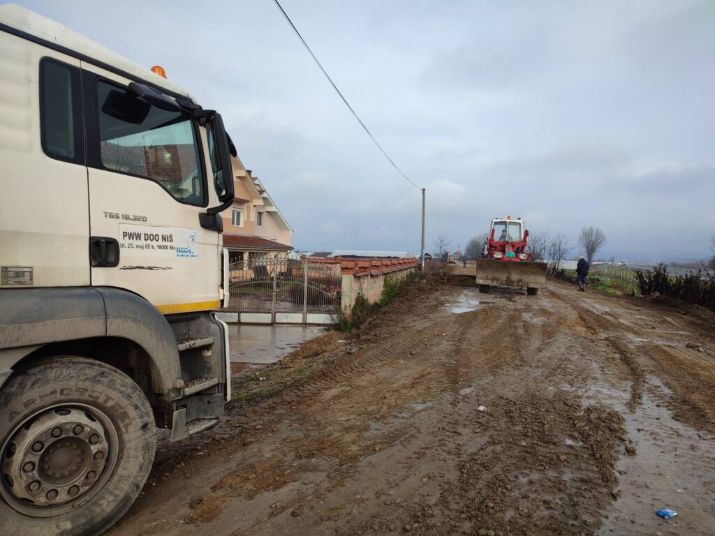 Danas sprovedena akcija uređenja javne površine u selu Donje Krajince kao i uređenje atarskih puteva koji vode do Manojlovca