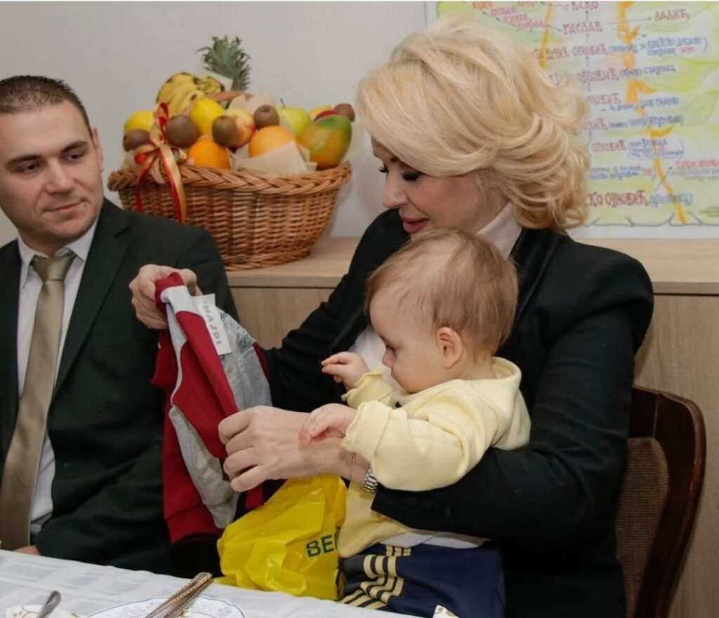 Ministarka Kisić u Bošnjacu posetila porodicu koja je dobila subvencije za kupovinu prvog stana po osnovu rođenja deteta u 2022. godini