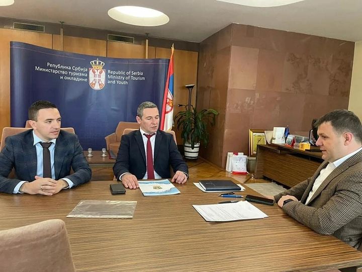 Ministar Husein Memić i Dragan Kulić, predsednik opštine Medveđa na sastanku o unapređenju turističkih potencijala ove opštine