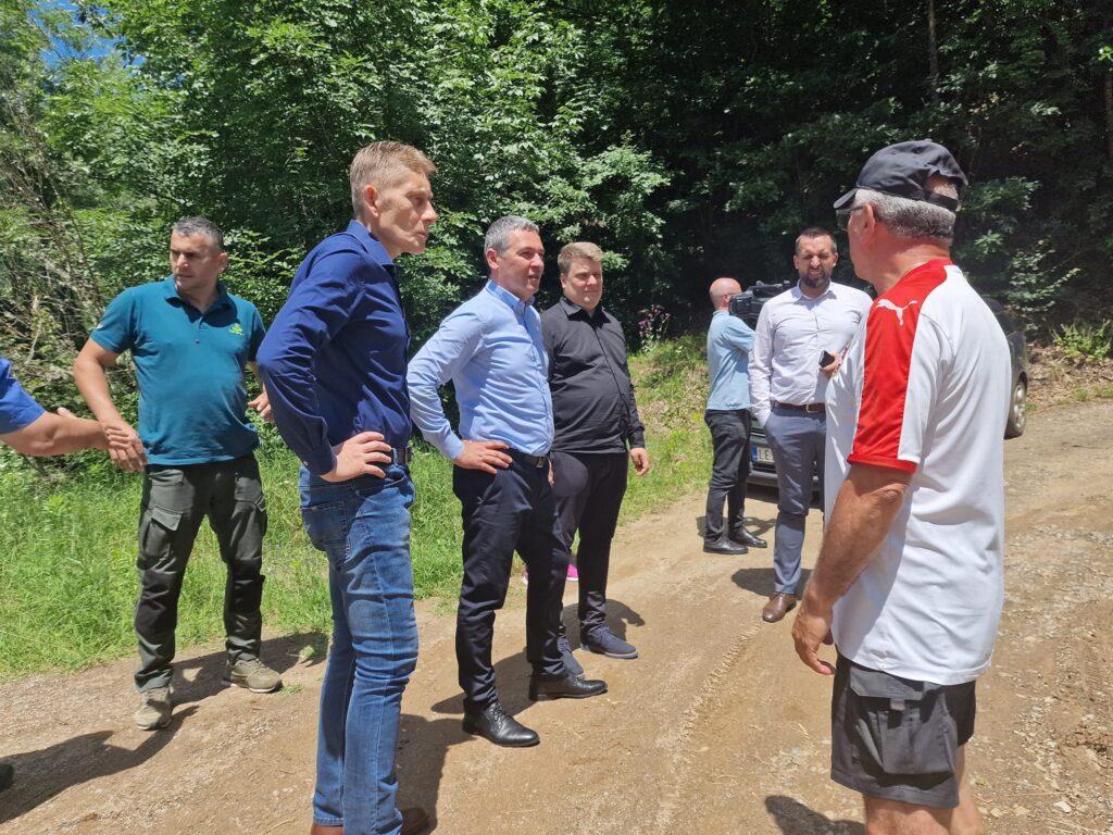 Ministar Aleksandar Martinović posetio Medveđu i obišao područja na kojima je usled poplava oštećena putna infrastruktura