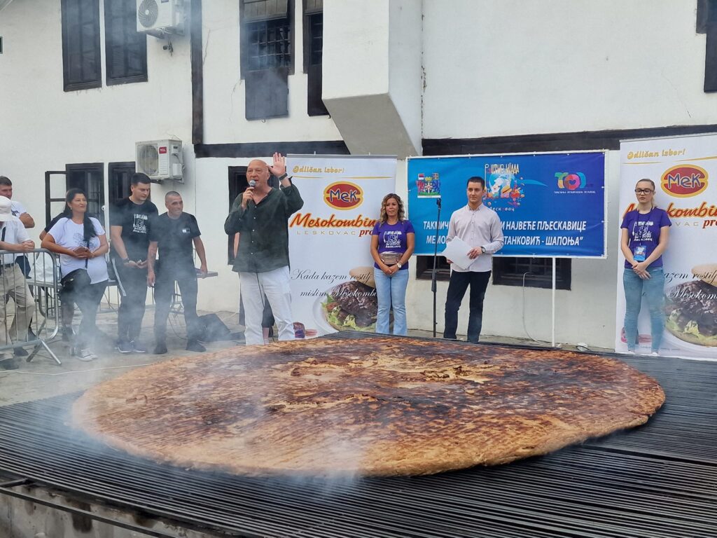 U Leskovcu napravljena najveća pljeskavica od 80 kilograma, gurmanskom spektaklu prisustvovao ministar Memić sa svojim saradnicima