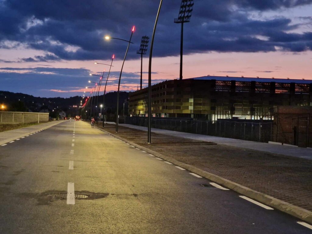 Gradonačelnik Cvetanović večeras u društvu saradnika i novinara obišao završne radove na izgradnji ulice oko stadiona