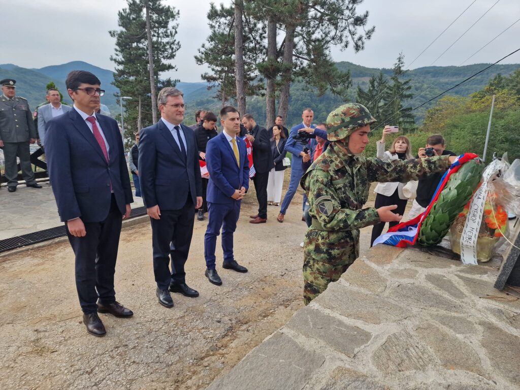 Ministar Selaković u Medveđi odao počast i položio venac na Spomenik srpskim junacima