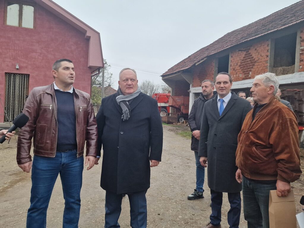 Cvetanović u poseti porodici Mitić, u selu Palikuća