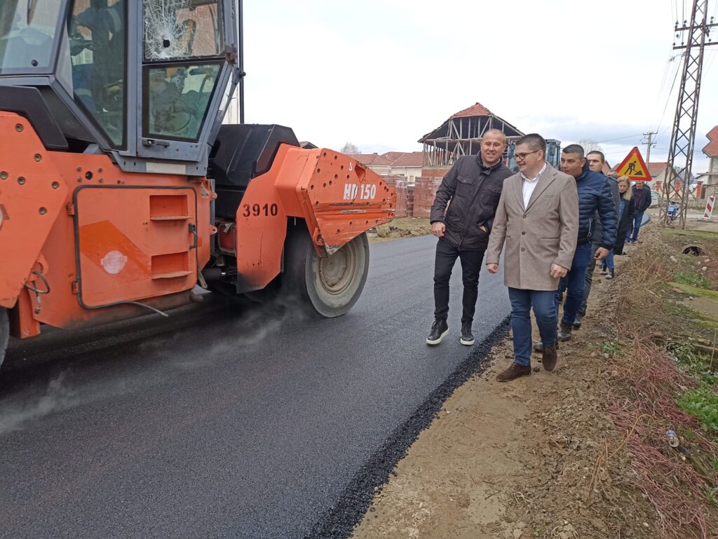 Bogdanović sa saradnicima obišao radove na asfaltiranju ulice u selu Togočevce