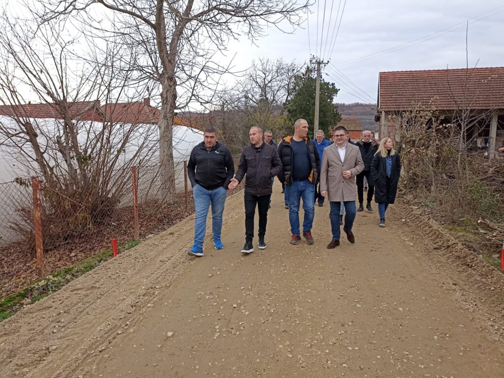 Predsednik Bogdanović sa saradnicima obišao radove na asfaltiranju tri ulice u selu Cekavica