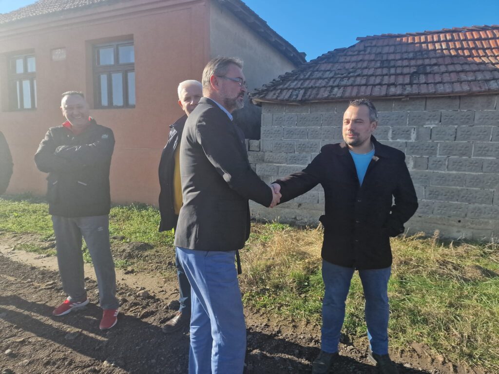 Dan nakon izbora Nenadović nastavlja sa aktivnostima – Lapotince dobija grebani asfalt