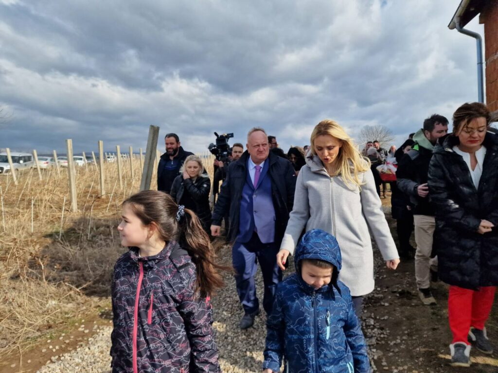 Ministarka Tanasković orezala vinovu lozu u okolini Bogojevca
