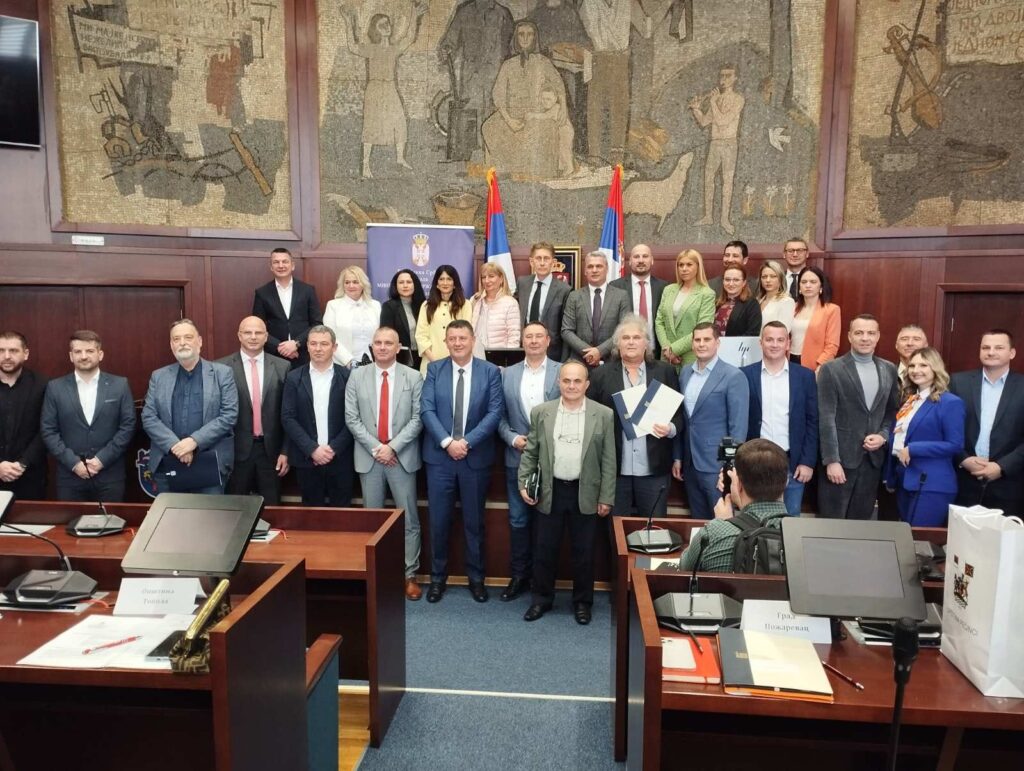 Potpisani ugovori sa 27 opština o raspodeli budžetskih sredstava Fonda za lokal, među njima i opština Medveđa