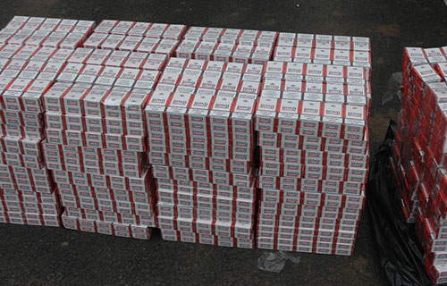 Policija u automobilu pronašla 2.000 paklica cigareta
