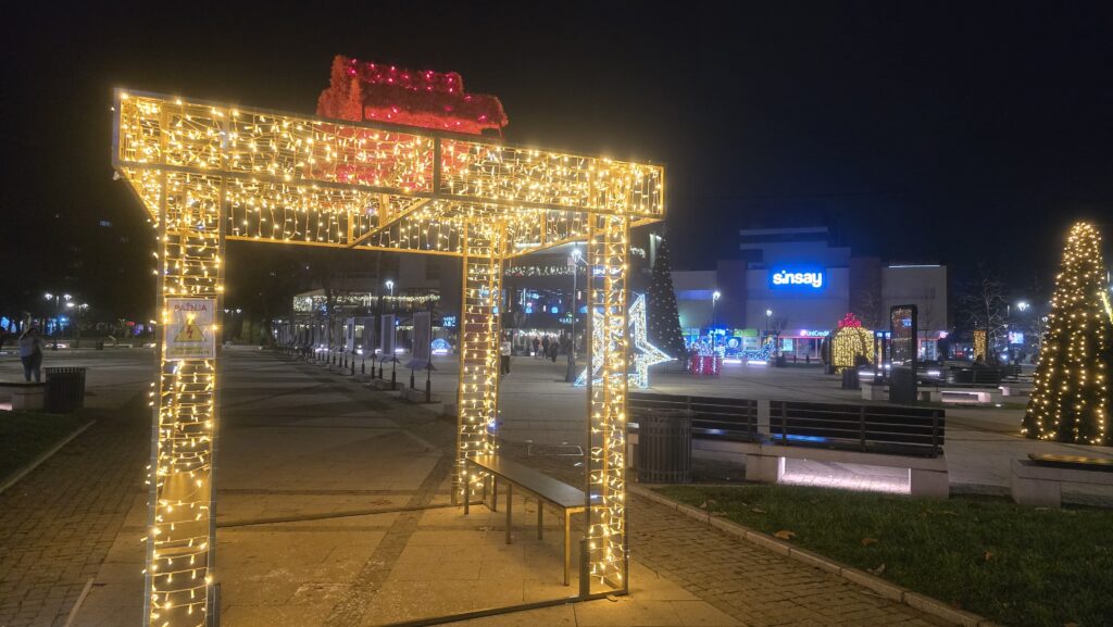 Vatromet, muzika, čaj, kuvano vino, grejana rakija i nagrade: Novogodišnja noć na trgu u Leskovcu