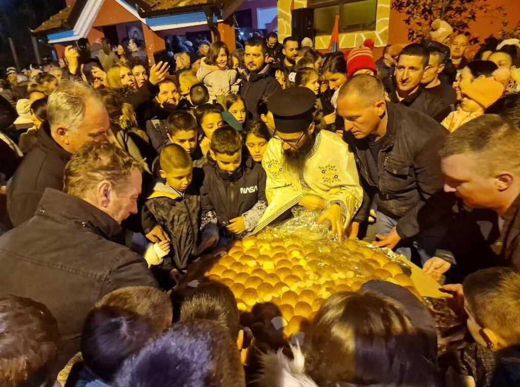 Badnje veče u Medveđi: Trubači, česnica i božićni defile kamiona