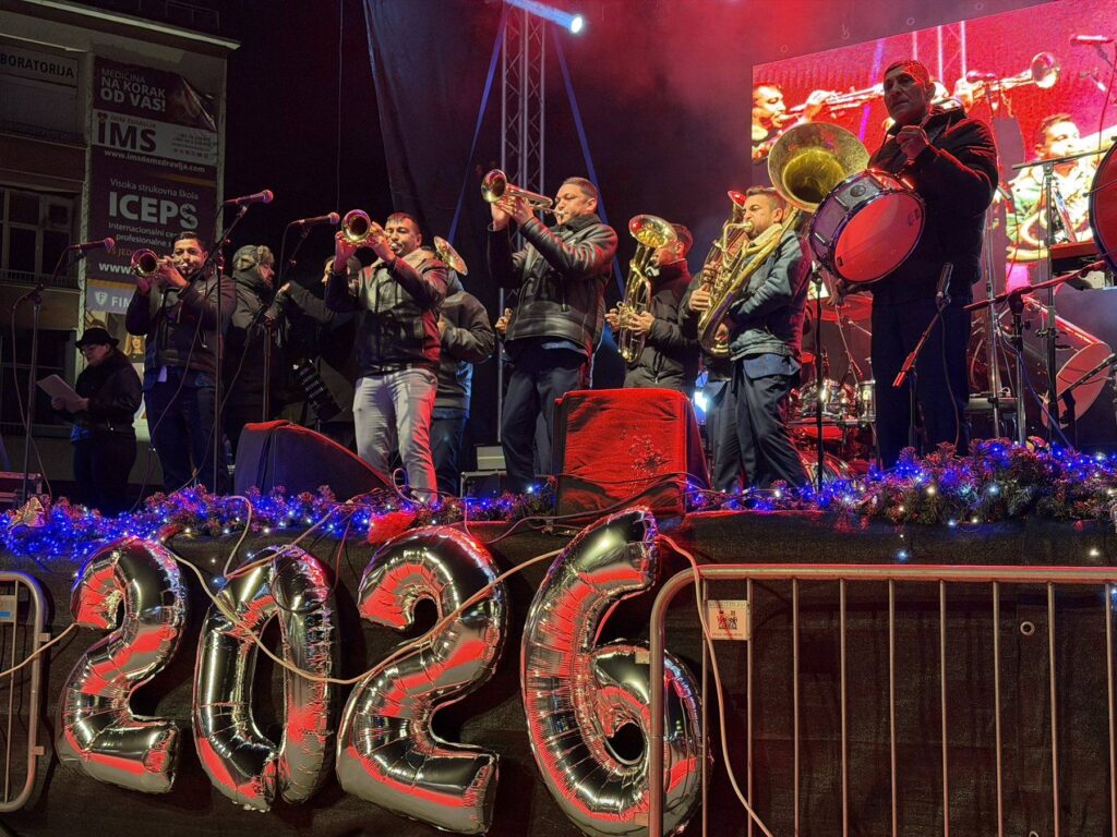 Uz spektakularni vatromet, zvuke trubača, grejanu rakiju i vino, veliki broj građana okupio se večeras na gradskom trgu