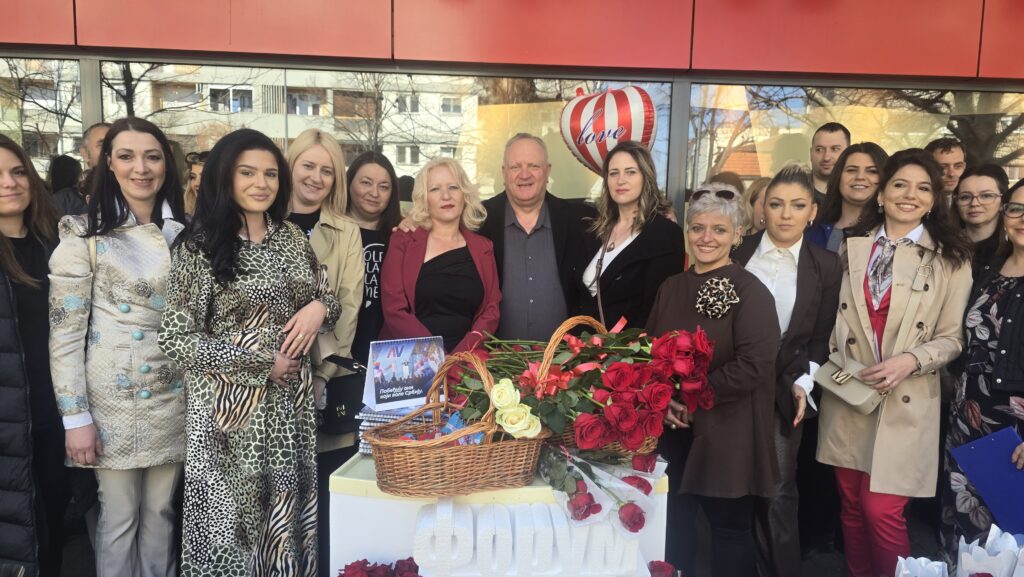 Forum žena SNS u Leskovcu obeležio 8. mart – cveće i poruke podrške za sugrađanke